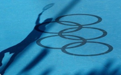 303430_ombre-d-un-joueur-et-anneaux-olympiques-sur-un-court-de-tennis-lors-des-jo-2004-a-athenes