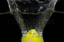 1919407-a-tennis-ball-is-dropped-into-water-in-front-of-black-background - Copie