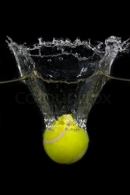 1919407-a-tennis-ball-is-dropped-into-water-in-front-of-black-background - Copie